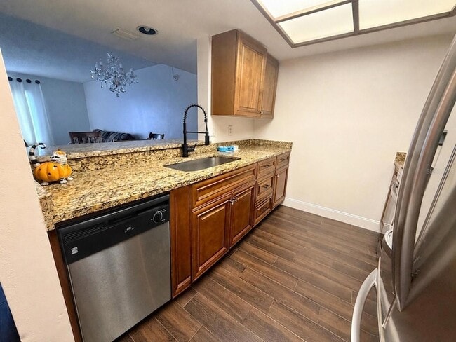 Building Photo - 13602 S Village Dr