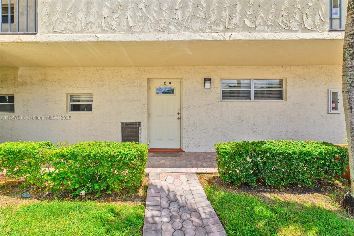 Foto principal - 681 S Hollybrook Dr