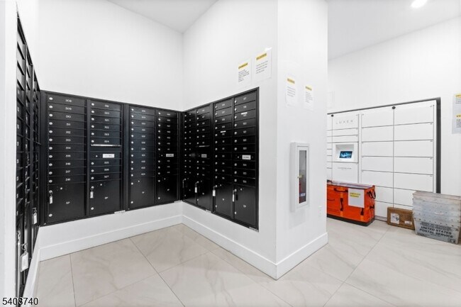 Foto del edificio - 321 E 3rd St