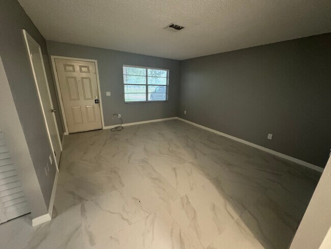 Foto del edificio - 10469 Eastside Ave