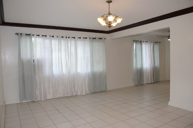 Foto del edificio - 1218 N Park Western Dr