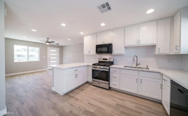 Foto del edificio - 4 br, 2 bath House - 1710 N Oleander St