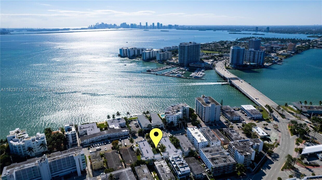 Foto principal - 1971 Bay Dr