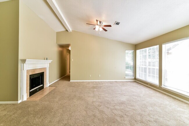 Foto del edificio - 23 Emery Cliff Pl