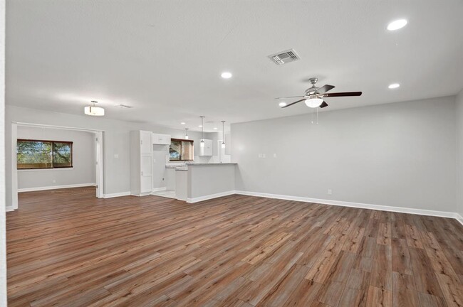 Building Photo - 11800 N Oaks Dr