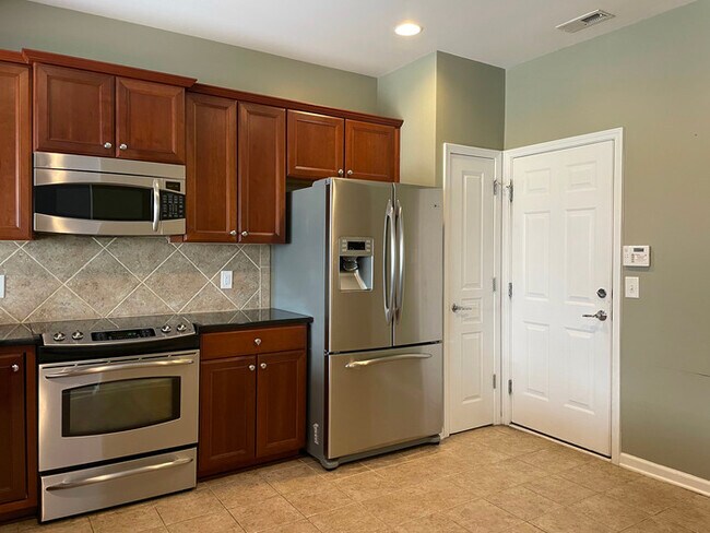 Building Photo - 3 Bedroom Townhome with 2 Car Garage