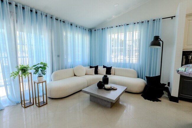 Foto del edificio - Memphis Style Pool House w4/bd | Sleeps 10