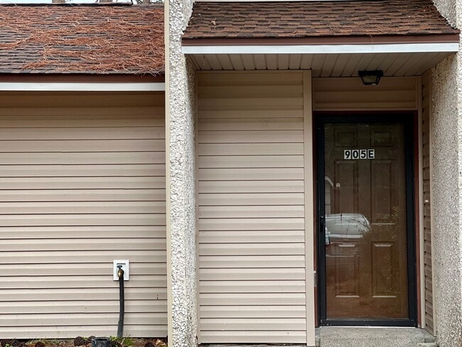 Building Photo - 905 Brett Dr