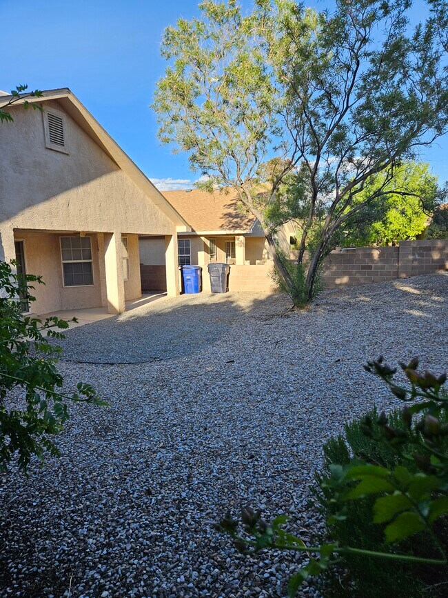 Foto del edificio - 6700 Los Prados Rd NW