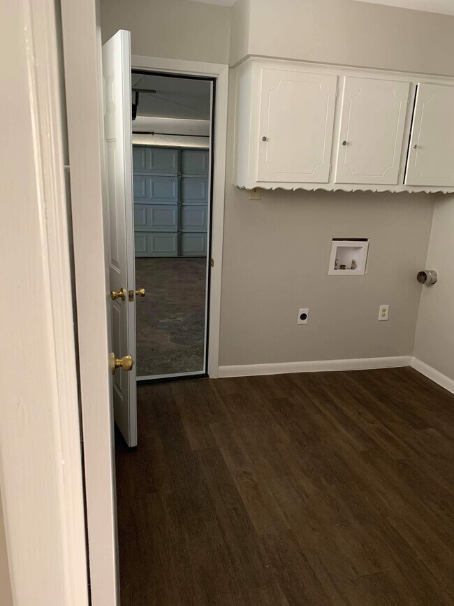 sala para servicios públicos - 5515 Longleaf Ln