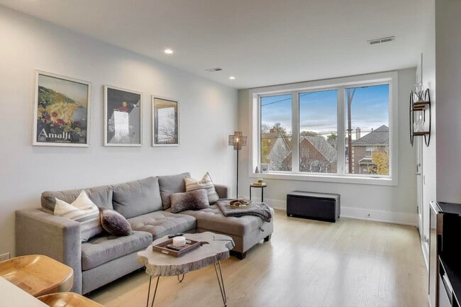 Foto del edificio - 3320 N Narragansett Ave