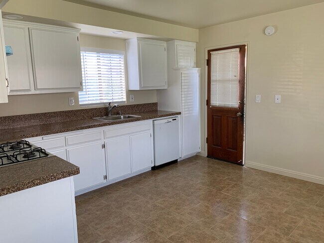 Kitchen - 10407 Western Ave