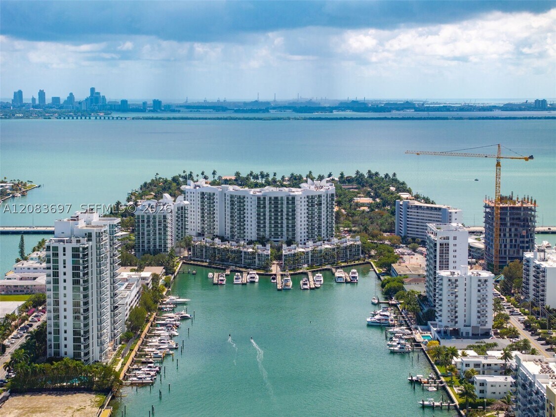 Foto del edificio - 7900 Harbor Island Dr