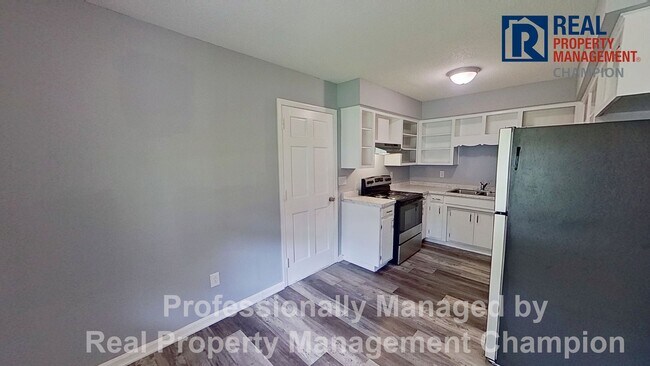 Foto del edificio - Charming 2 BD/1 BA Bungalow with Fenced Backyard