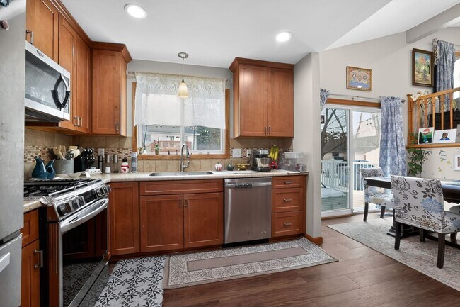 Building Photo - 595 Mercury Cir