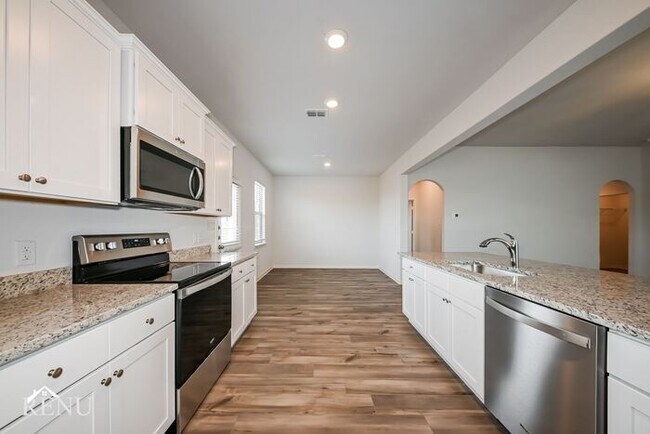 Building Photo - 2041 Hialeah Dr