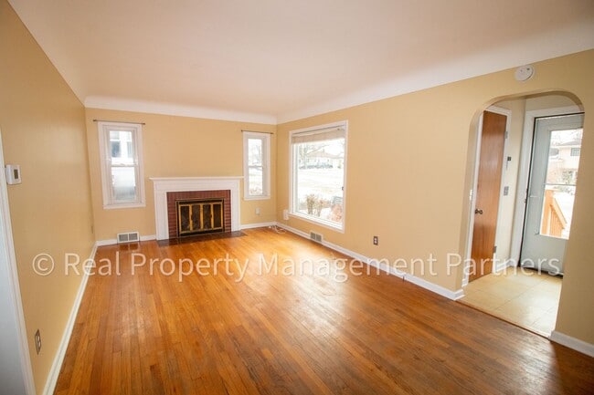 Foto del edificio - Spacious 3-Bedroom Home in Alger Heights – Modern Kitchen, Private Yard & Garage