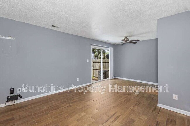 Foto del edificio - 3454 Waltham Cir