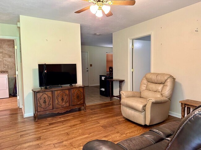 Foto del edificio - 54 Hardwood Hollow Rd