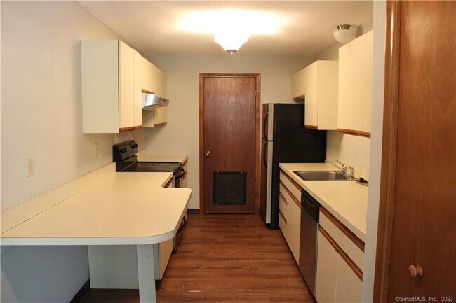 Building Photo - 102 Hilltop Dr