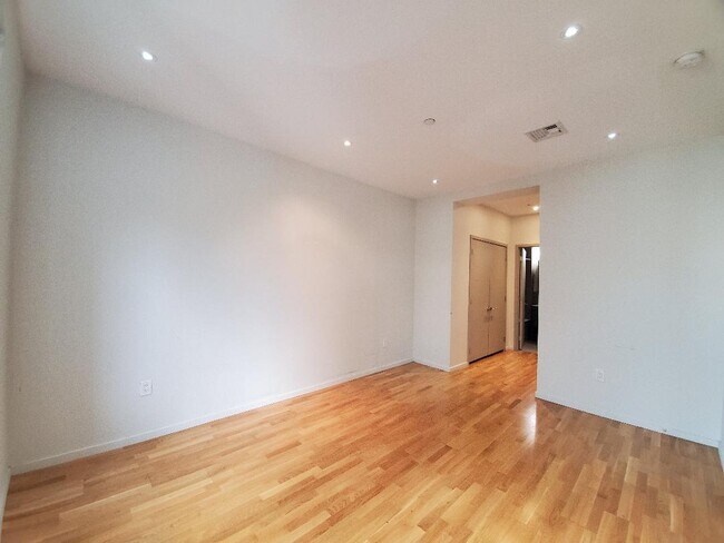 Building Photo - 77 W 126th St