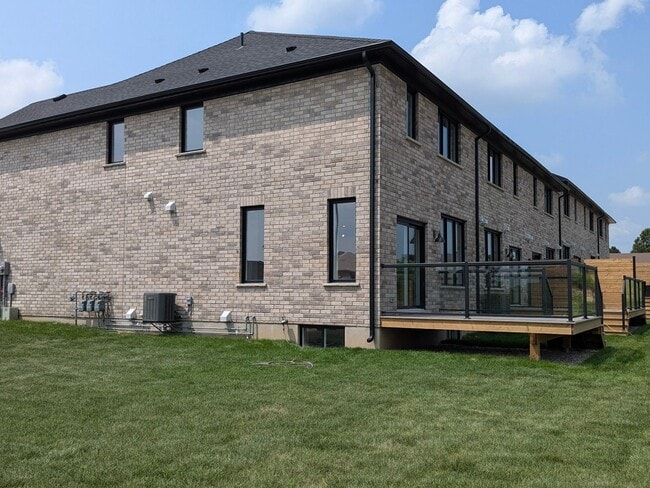 Building Photo - Beautiful End Unit Available – $2,750/month – Available Immediately