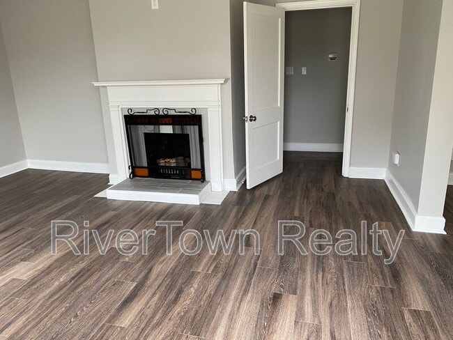 Photo - 1009 University St House