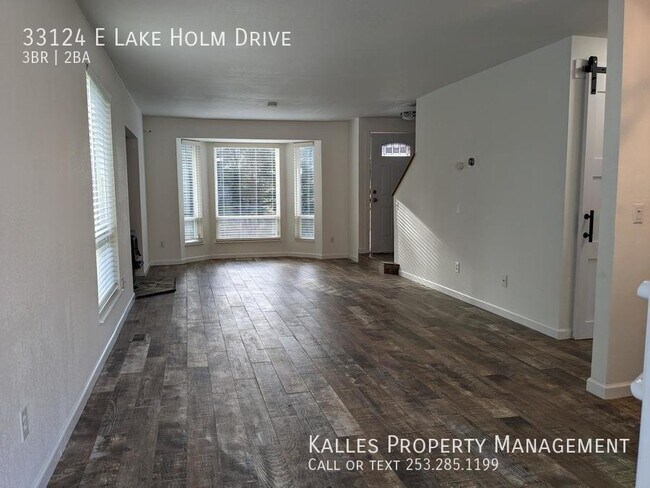 Building Photo - **PENDING APP**Beautiful 3 Bed 2 Bath home...