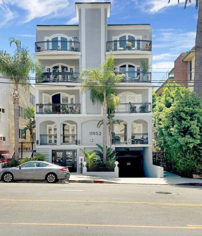 Building Photo - 11952 Montana Ave