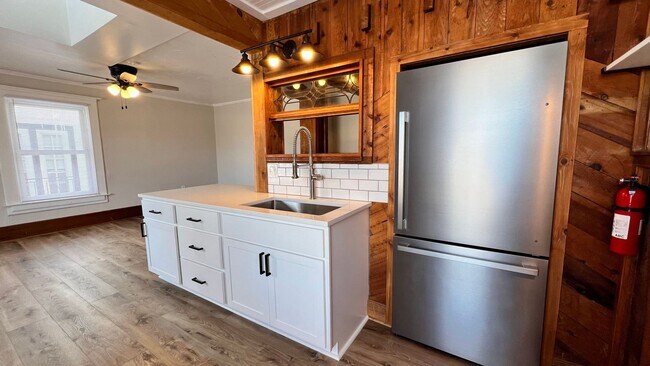 Building Photo - 1006-1008 Cherry SE