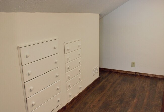 Cajoneras empotradas en el segundo dormitorio de la planta superior. - 9331C Tallmadge Road