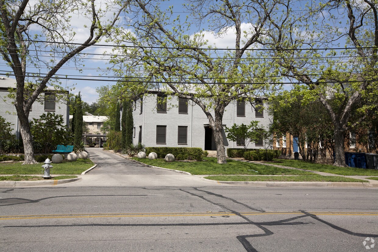 Foto principal - Enfield Heights Apartments