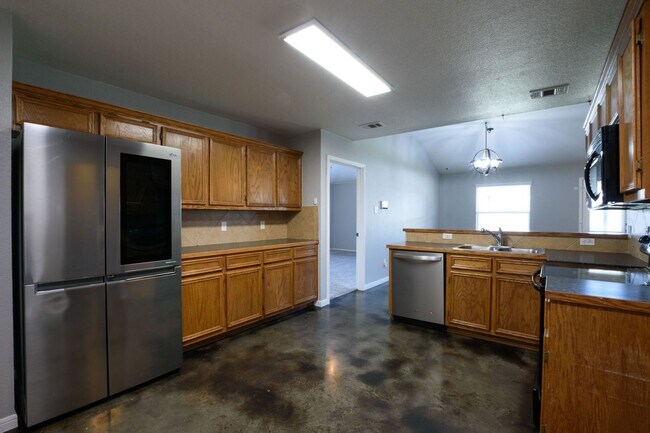 Foto del edificio - NEW IN MANAGEMENT - AVAILABLE NOW!