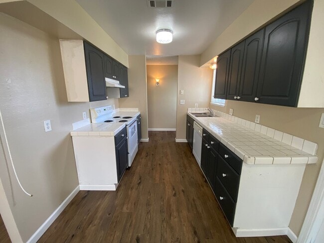 Building Photo - Nice SW Visalia home available in a great ...