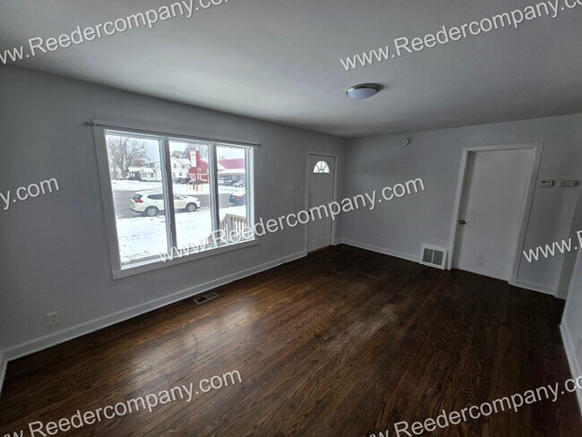 Foto del edificio - Spacious 4 bedroom 1 bathroom house