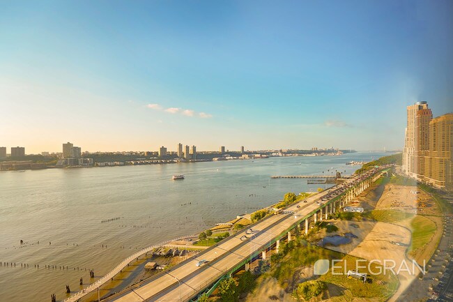 Foto del edificio - 50 Riverside Blvd