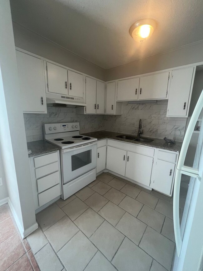 Foto del edificio - 2 Bedroom/ 1 Bathroom $1150.00