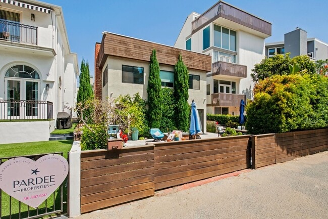 Building Photo - 21-23 Privateer Street