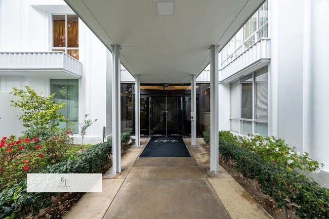 Foto del edificio - Modern 2-Bedroom Condo with Premium Amenities in Los Angeles