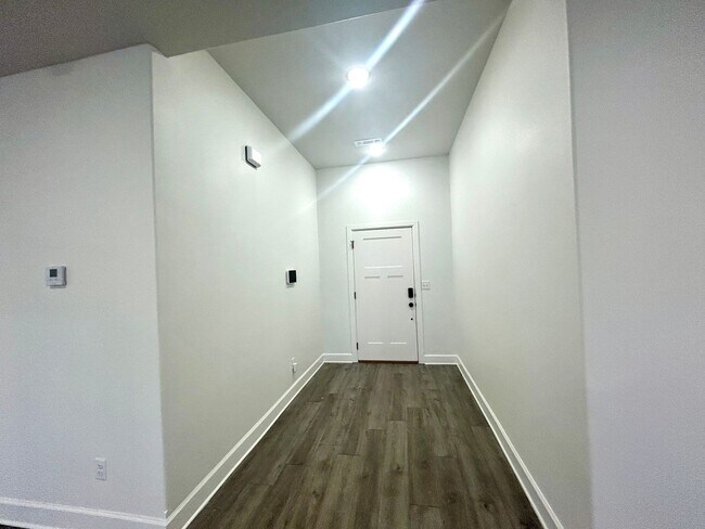 Building Photo - Centerton Home Available NOW! 4 bed, 2 full bath no carpet home. LARGE fenced backyard