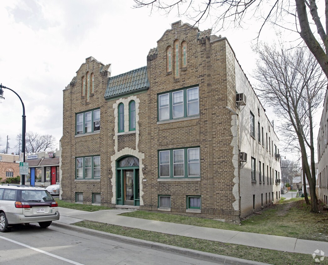 Primary Photo - 3582 N Oakland Ave