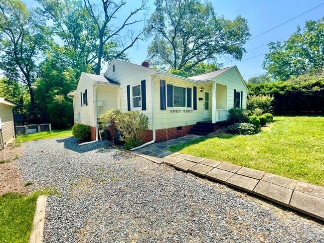 Building Photo - Beautiful 3 Bed 1 Bath Home Located near target shopping center off of Battleground in desirable ...