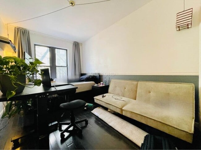 Building Photo - Spacious and renovated 3 bedroom apartment...
