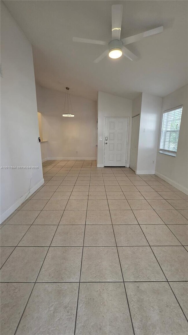 Foto del edificio - 2880 N Oakland Forest Dr