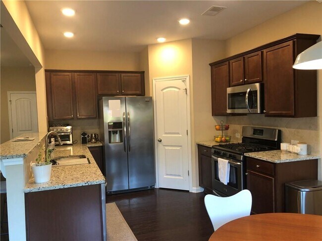 Building Photo - 1325 Hampton Oaks Dr