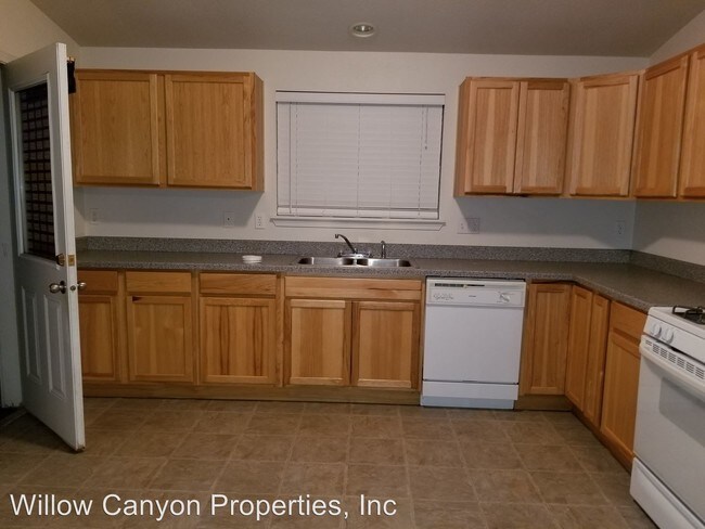 Building Photo - 3 br, 2 bath House - 674 SE Sugar Pine Way