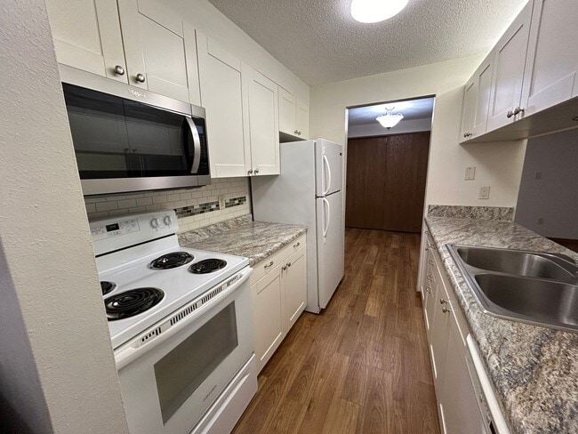 Building Photo - $925 | 2 Bedroom, 1 Bathroom Apartment | C...