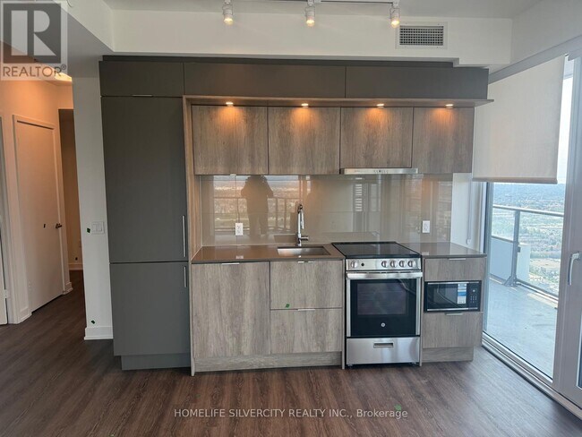 Photo du bâtiment - 448 Burnhamthorpe Rd W