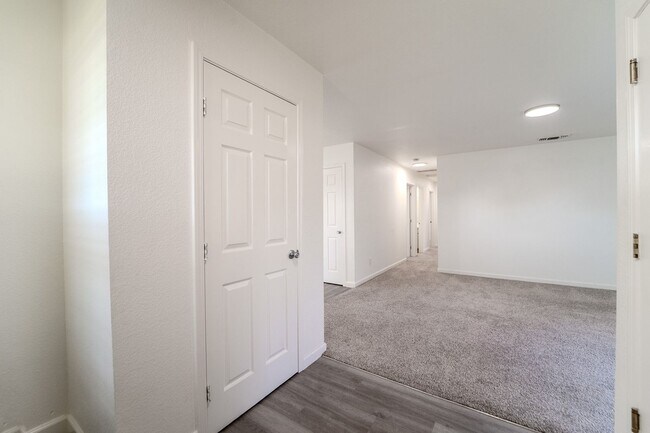 Foto del edificio - ASK ABOUT OUR HALF OFF MOVE IN SPECIAL!!