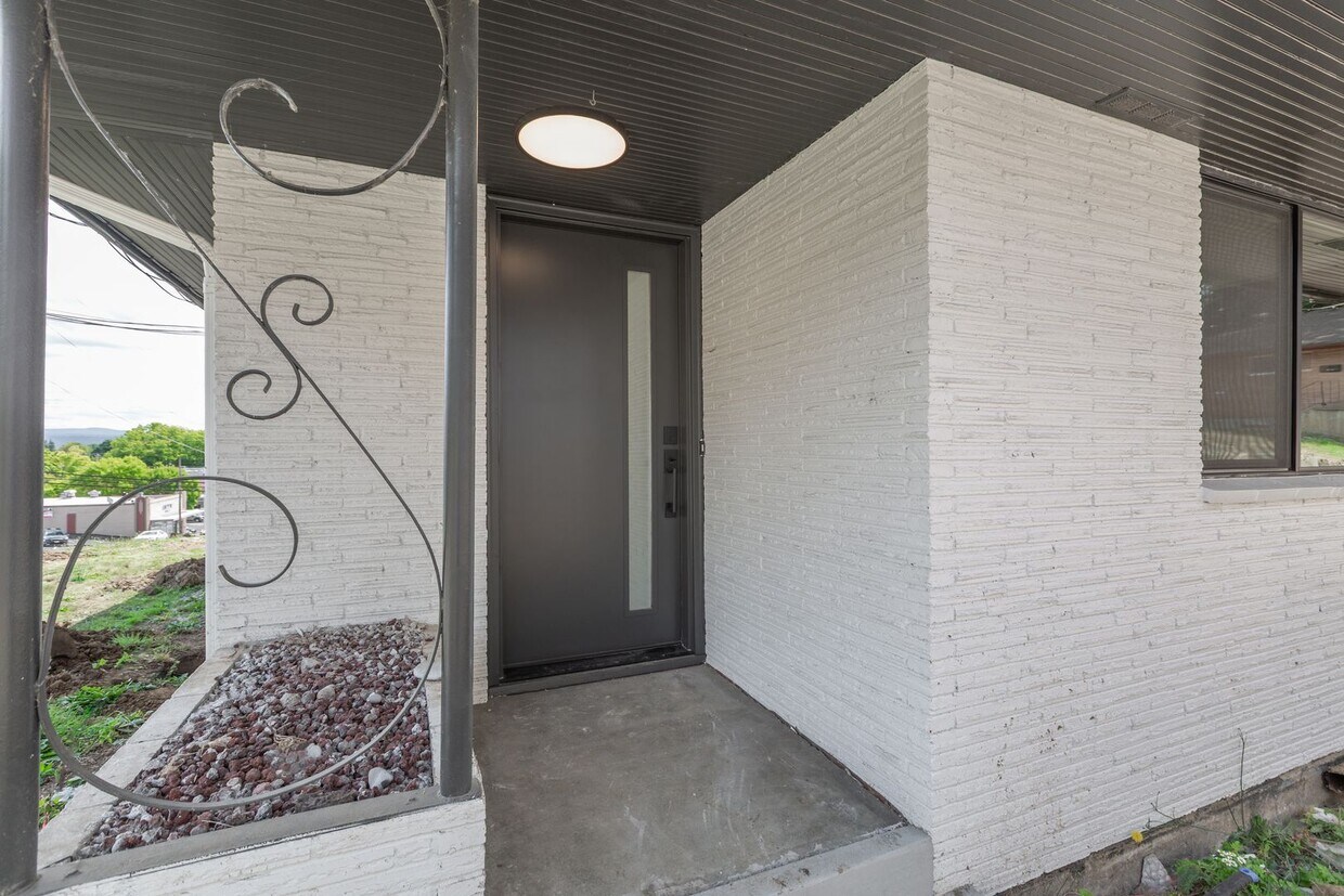 Crowne Pointe Apartment Homes - Crowne Pointe Apartment Homes